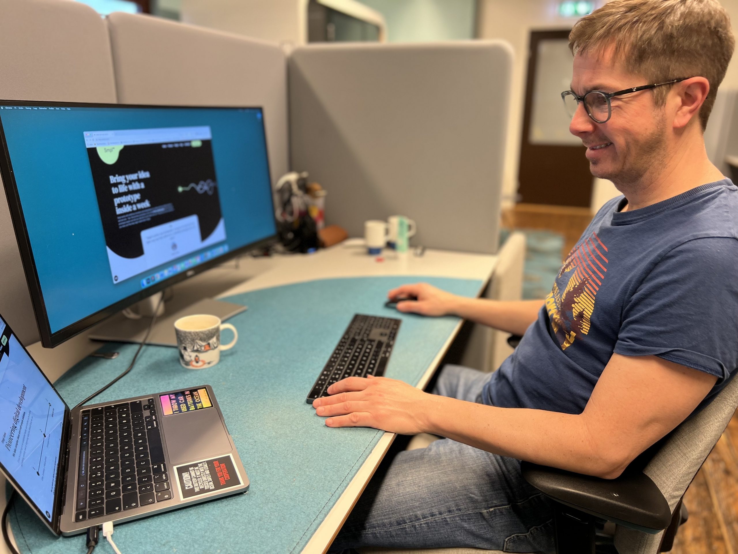 Smpl's Bjørn Ivar sitting at his desk, checking out our website