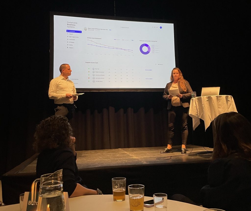 Compera's Pål and Lene on stage talking about their platform